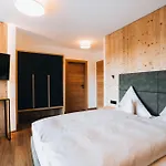 Ξενοδοχείο με διαμερίσματα Bacher Living - & *